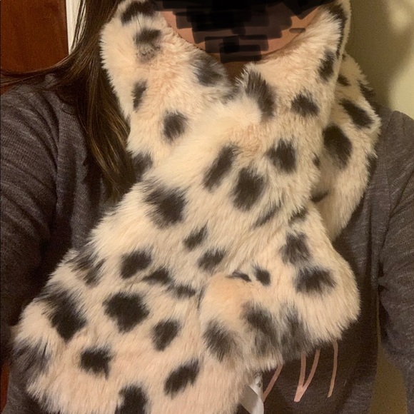 Warm and Elegant Scarf - Picture 2 of 3